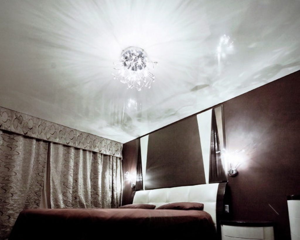 Натяжной потолок глянцевый фото в спальне