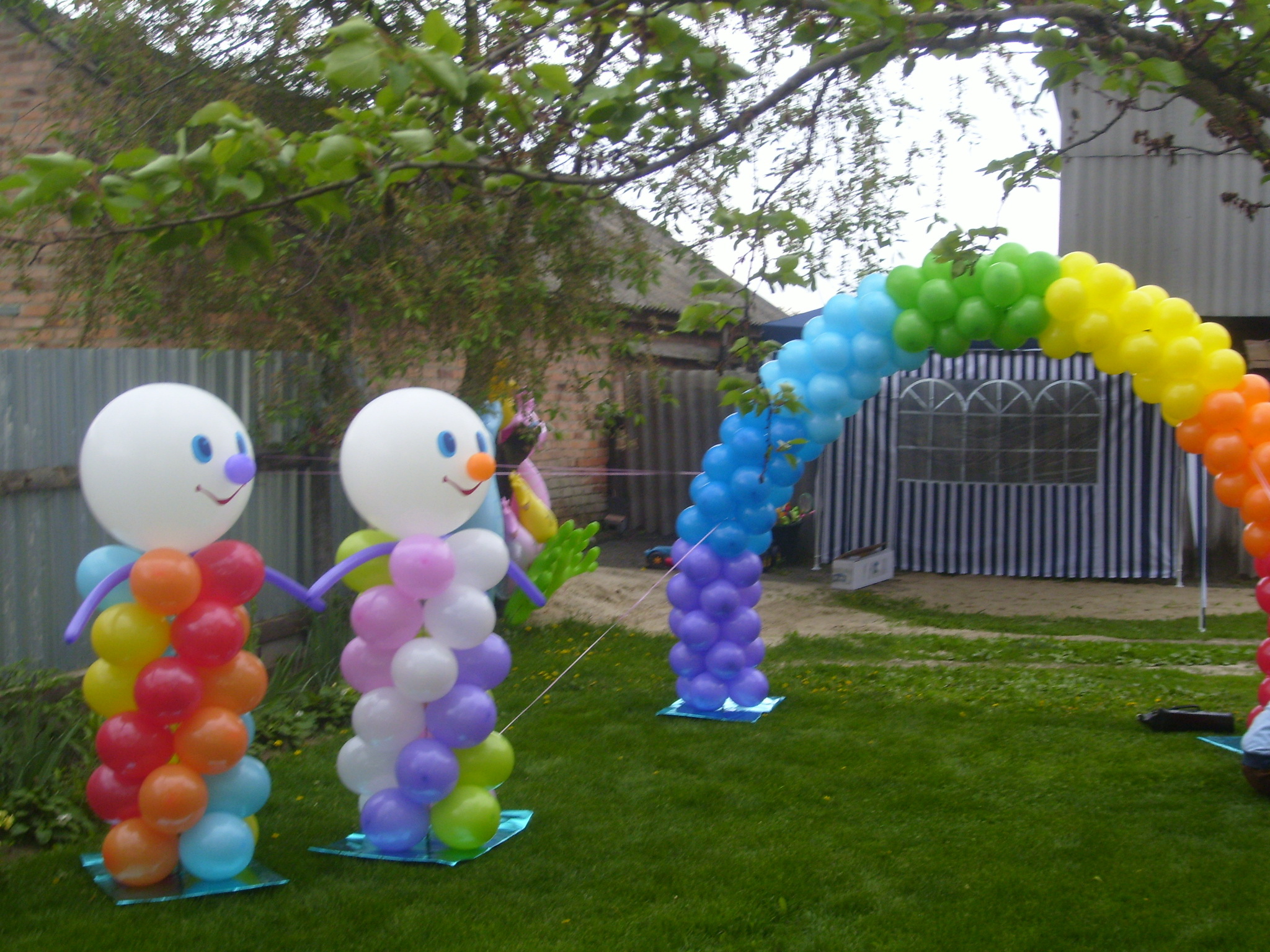 Воздушные шары для сада. Украшение шарами. Украшение площадки шарами. Украшение двора на день рождения. Украшение шарами на природе.