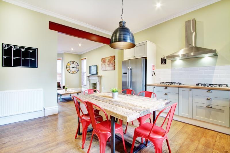 Современный дизайн кухни в частном доме: маленькой, гостиной, угловой. Новинки 2019 года на любой вкус + 130 ФОТО