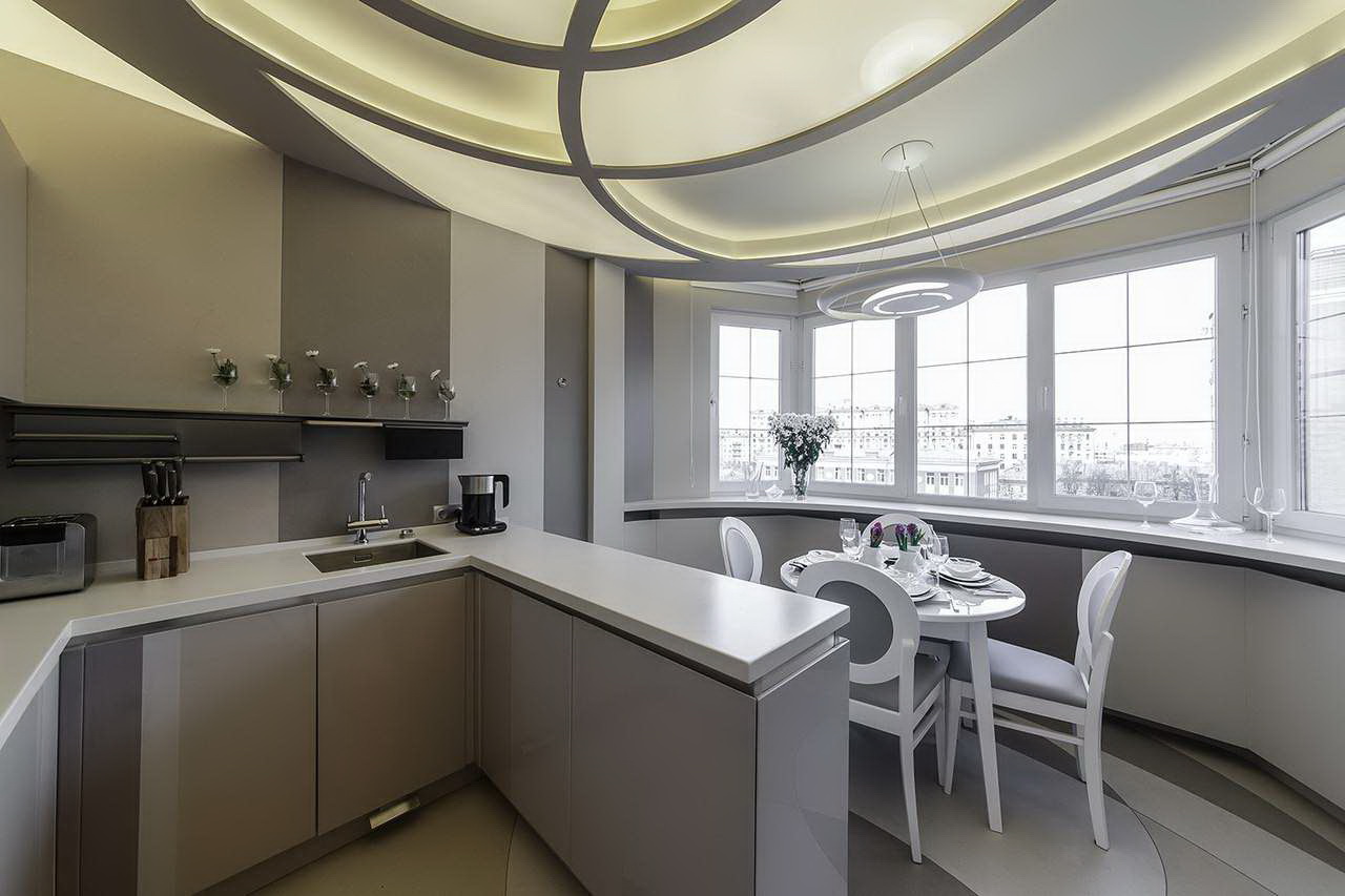 кухня в современном стиле с балконом
