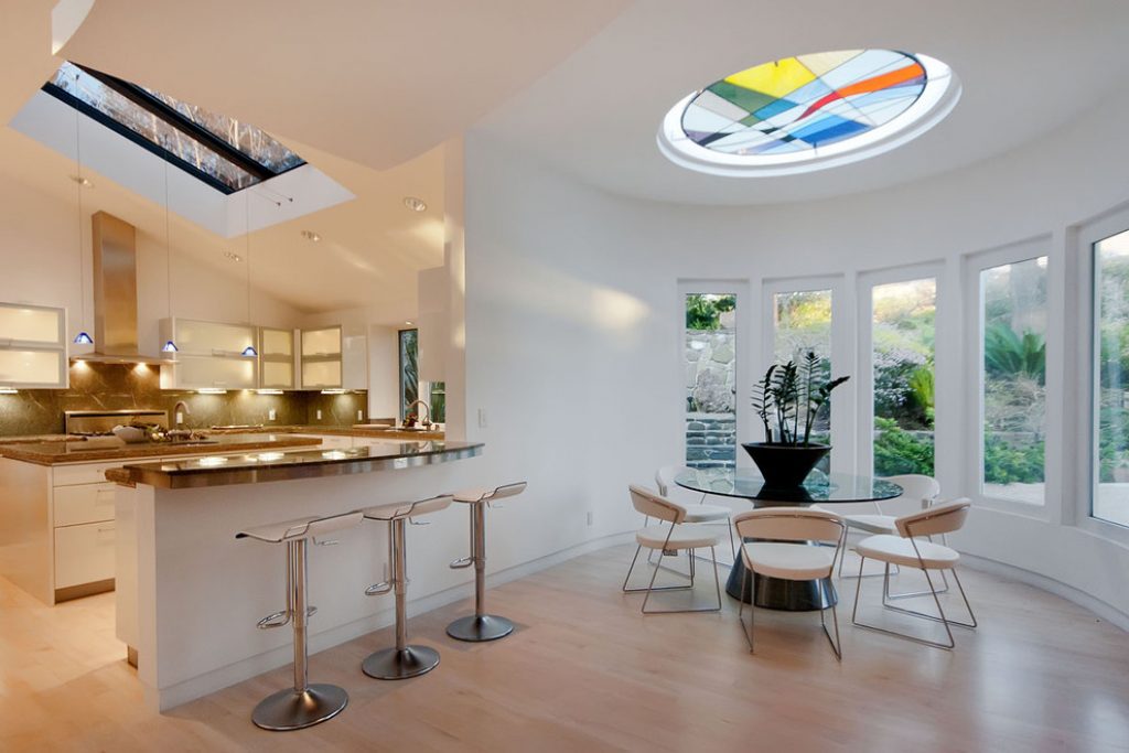 Дизайн пластиковых потолков на кухне