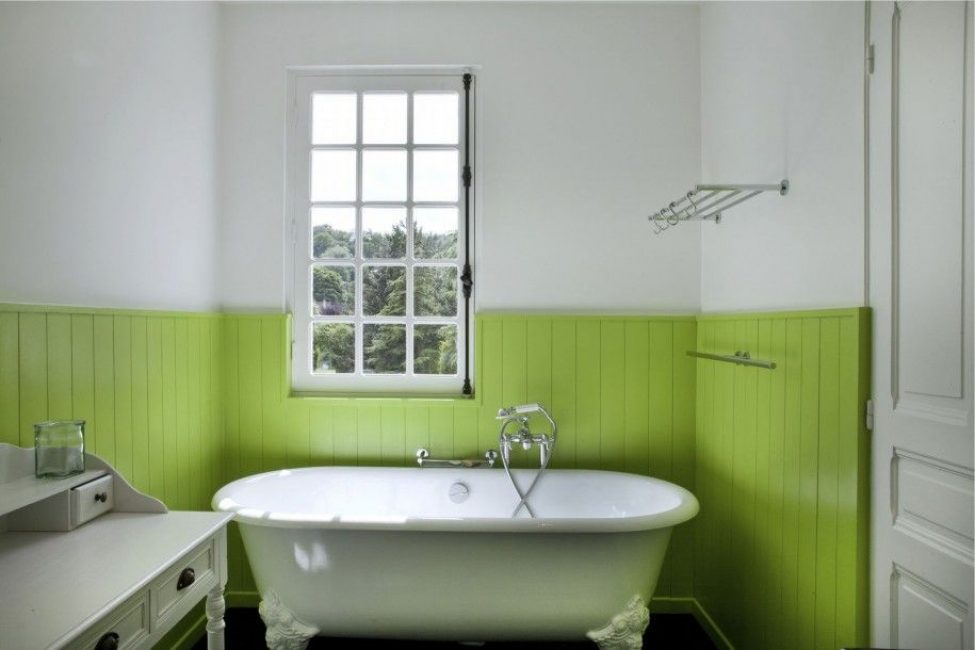 Зеленые пластиковые панели в отделке ванной комнаты