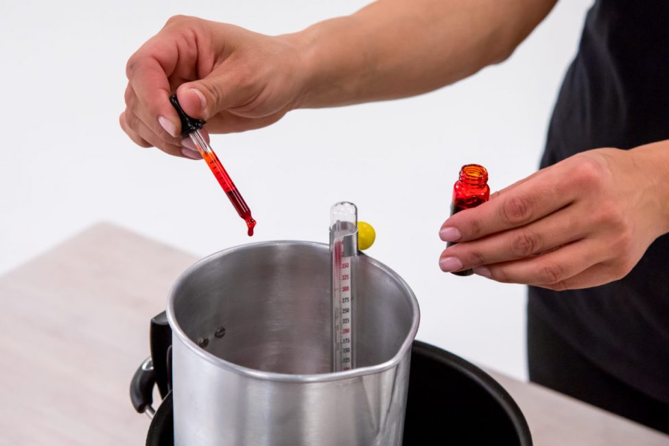 Измерять температуру нужно для того чтобы знать когда добавлять масло