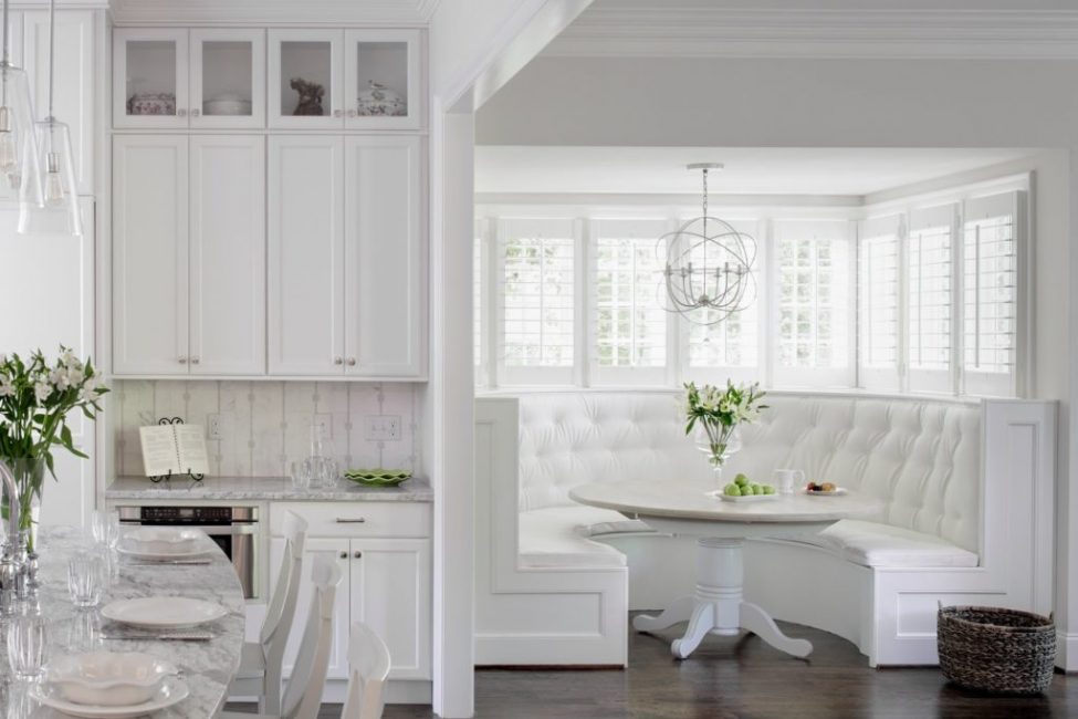 Оригинальная полукруглая форма дивана может быть выбрана для кухонных комнат средних и больших размеров