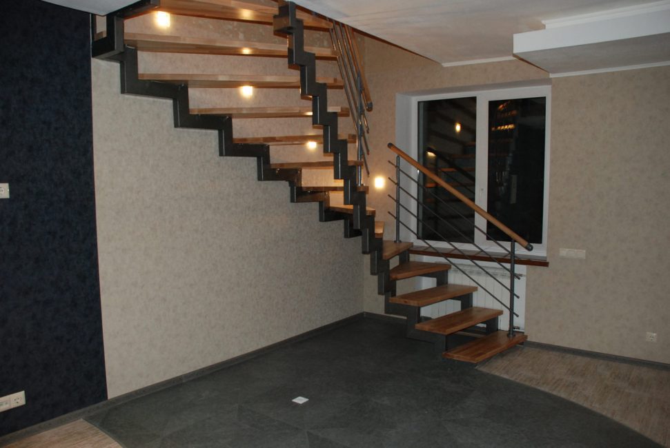 Открытая лестница с забежными ступенями