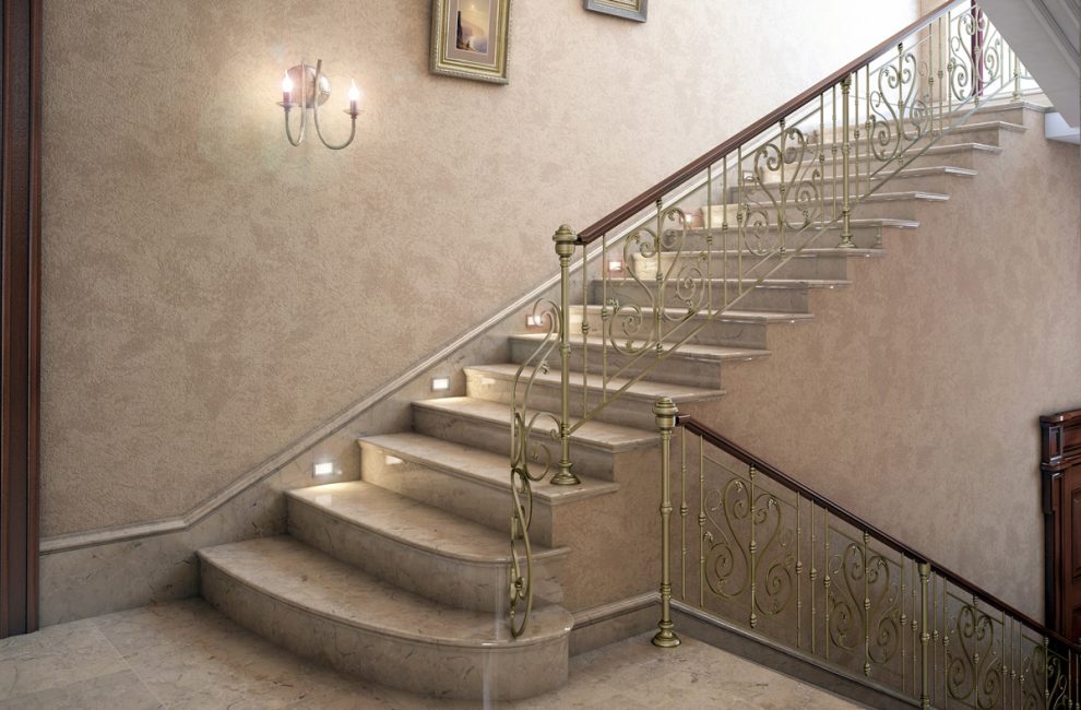 Мраморная лестница с металлическими перилами