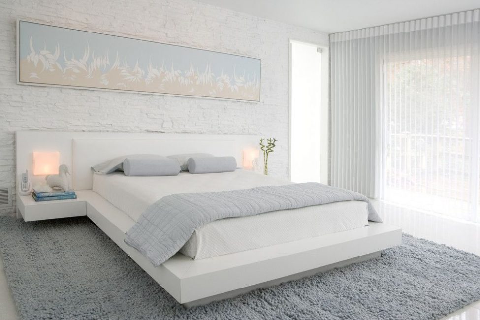 Белая кровать в интерьере дает ощущение легкости