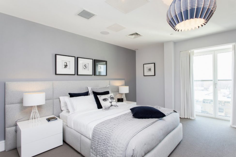 Белая кровать прекрасно впишется в неоклассический, классический и минималистичный интерьеры