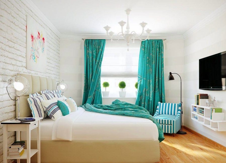 В белой спальне шторы могут стать ярким выдающимся пятном