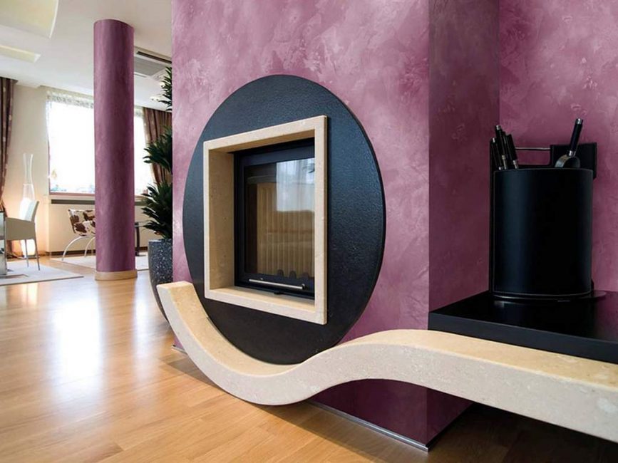 Необычный дизайн гостиной в фиолетовом цвете
