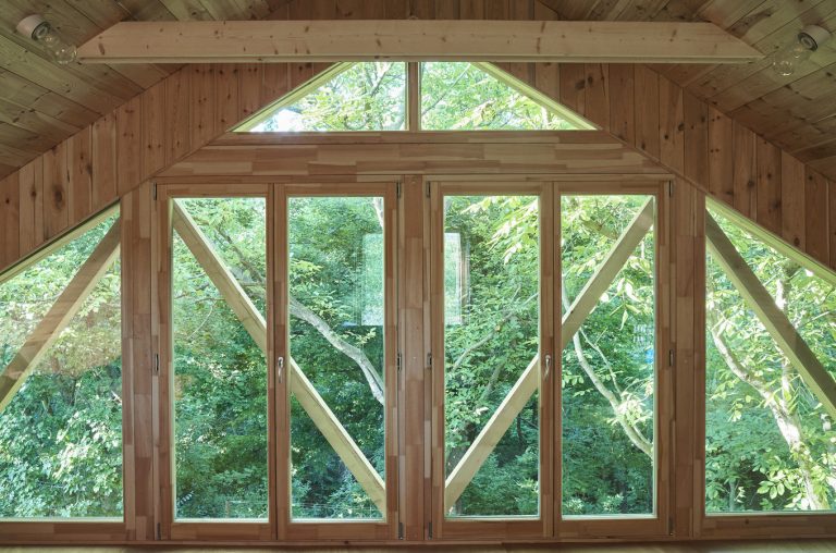 Окно на мансарде фото в деревянном доме