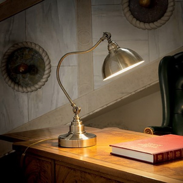 Лампа стоит на столе