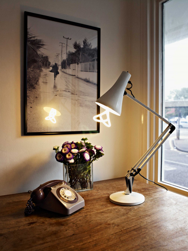 Лампа стоит на столе
