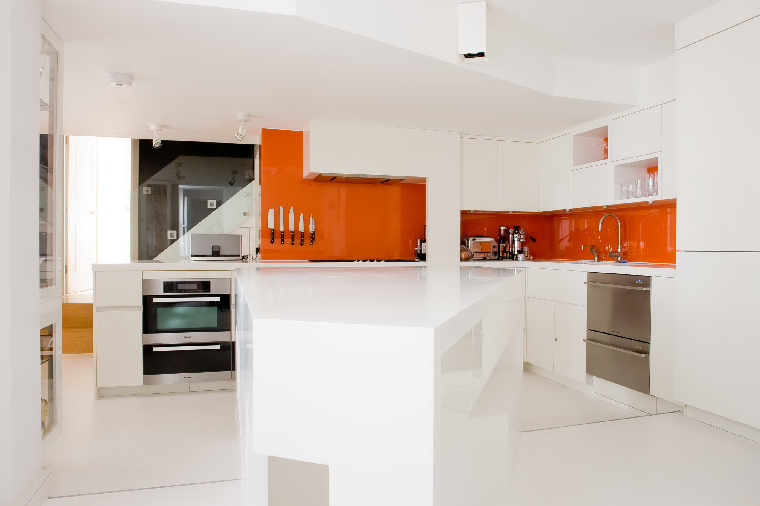 Оранжевый фартук. Кухня оранжевая с белым. Белая кухня с оранжевым фартуком. Белая кухня с оранжевыми акцентами. Белая кухня с оранжевыми стенами.