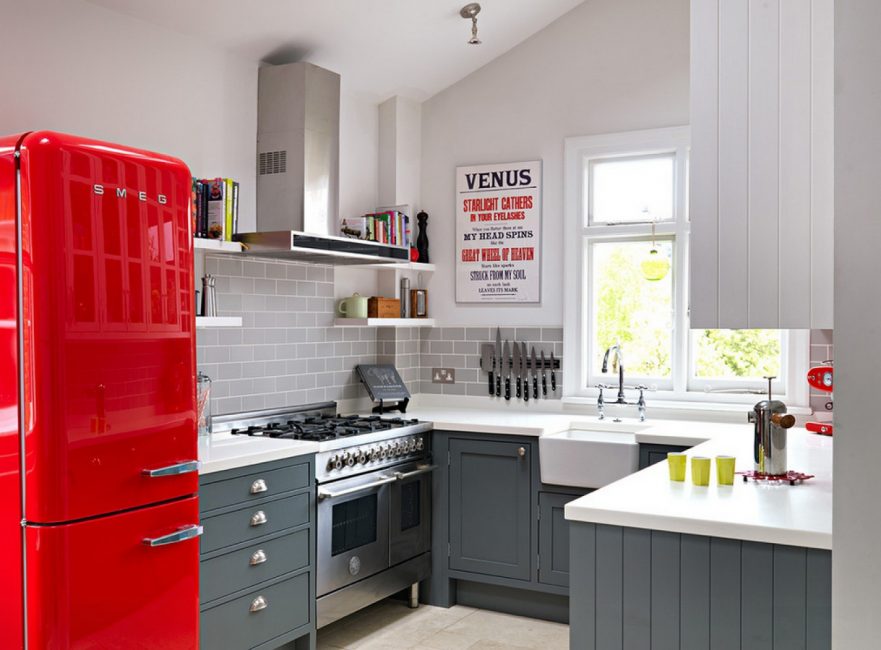 Красный холодильник в стиле ретро