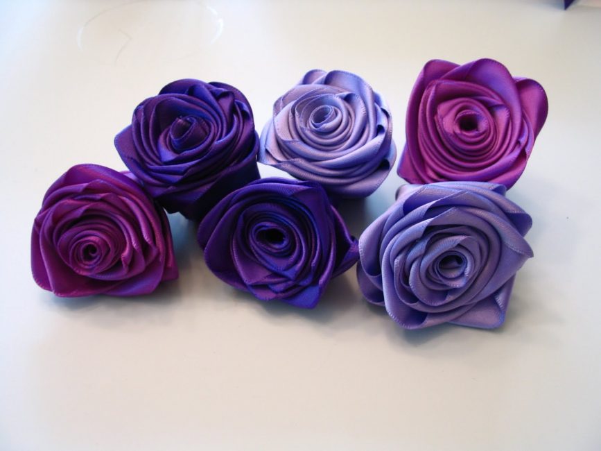 Как сделать маленькие розы Канзаши из узких атласных лент: 3 комментария