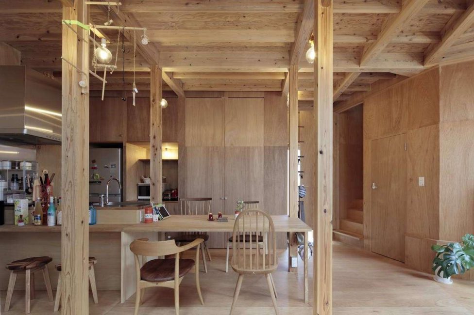 Деревянная мебель на кухне