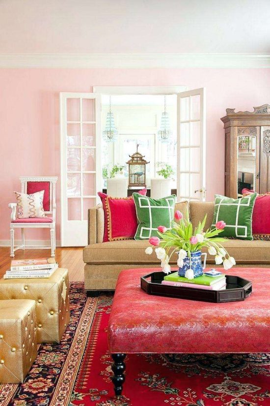 Розовый цвет в интерьере 81 фото с какими цветами сочетаются оттенки пыльная роза и пудровые Сочетание дивана и стен с другими тонами