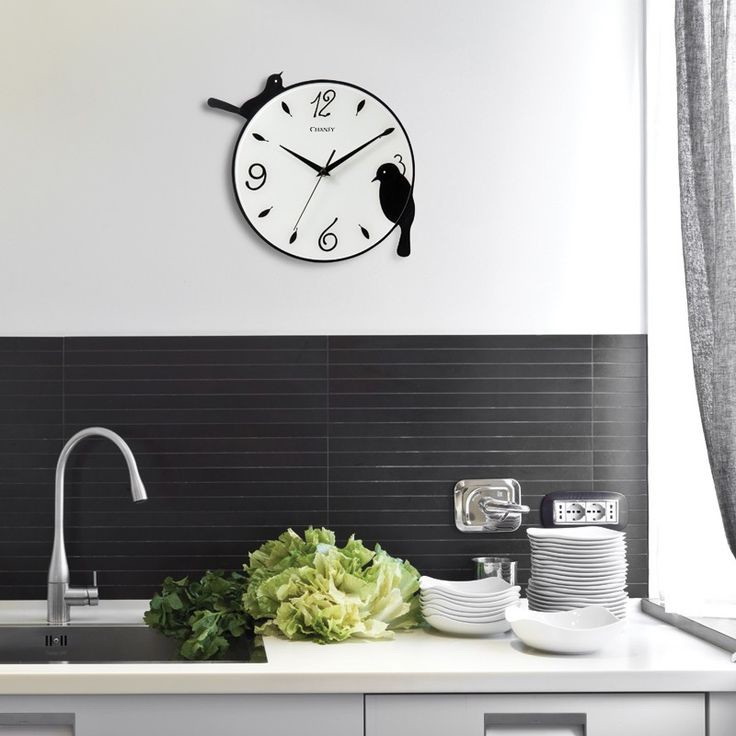 На кухне есть часы. Стильные часы на кухню. Стильные настенные часы. Часы на кухню настенные. Интерьерные часы на кухню.