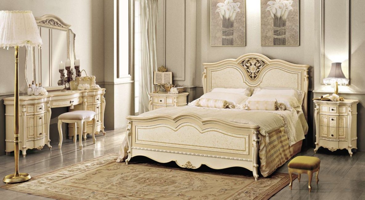 Такие спальни имеют деревянную или кованую мебель