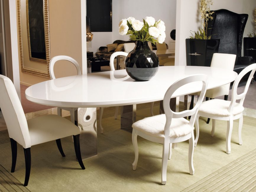В просторных комнатах проще подчеркнуть изящные формы стола