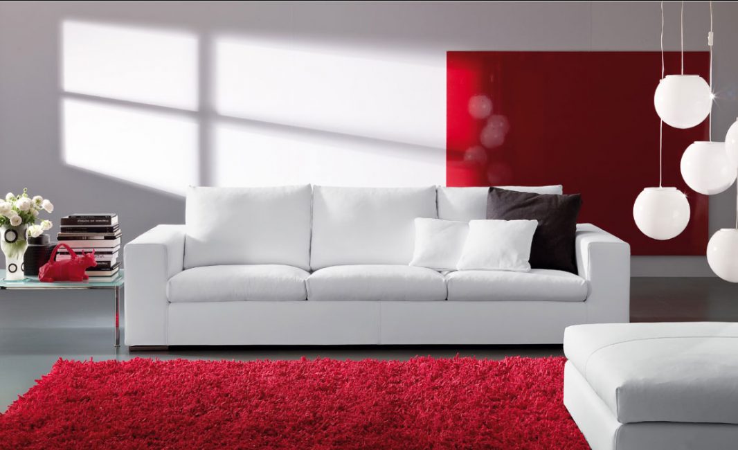 Обновленный диван белого цвета