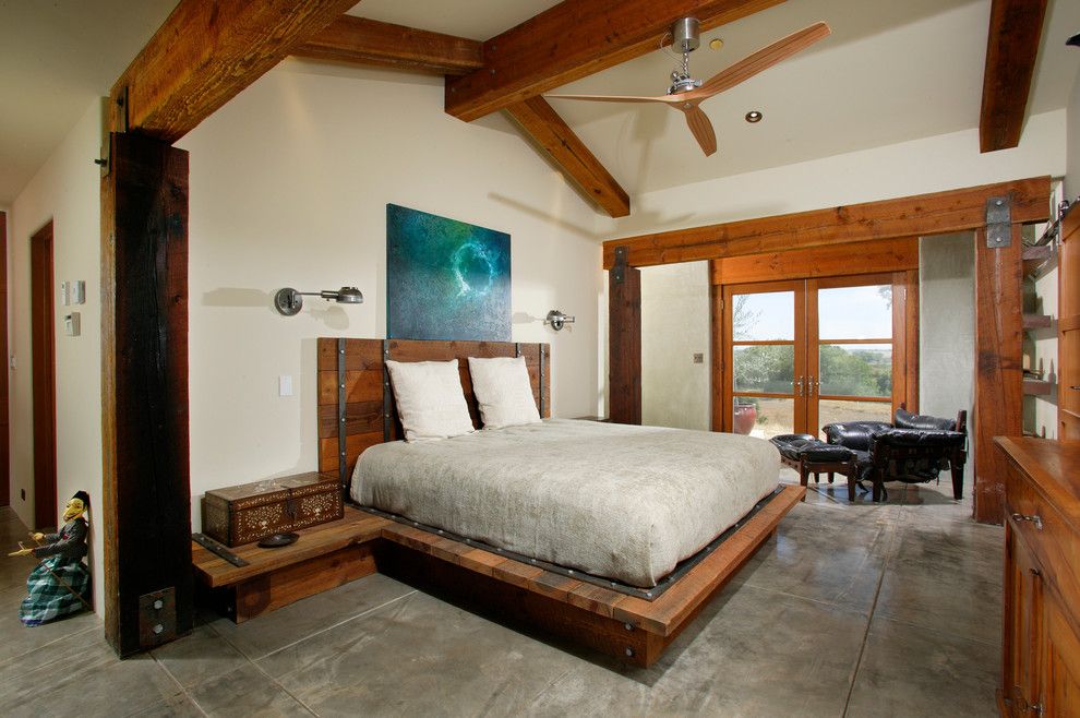 Подиум дома. Кровать подиум. Кровать на деревянном подиуме. Кровать в деревянном доме. Кровать из дерева в интерьере.