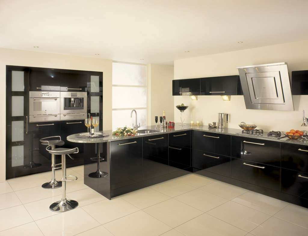 Кухня бежевая с черным. Черные кухни. Черный кухонный гарнитур. Кухня в черном цвете. Кухонная мебель черно белая.