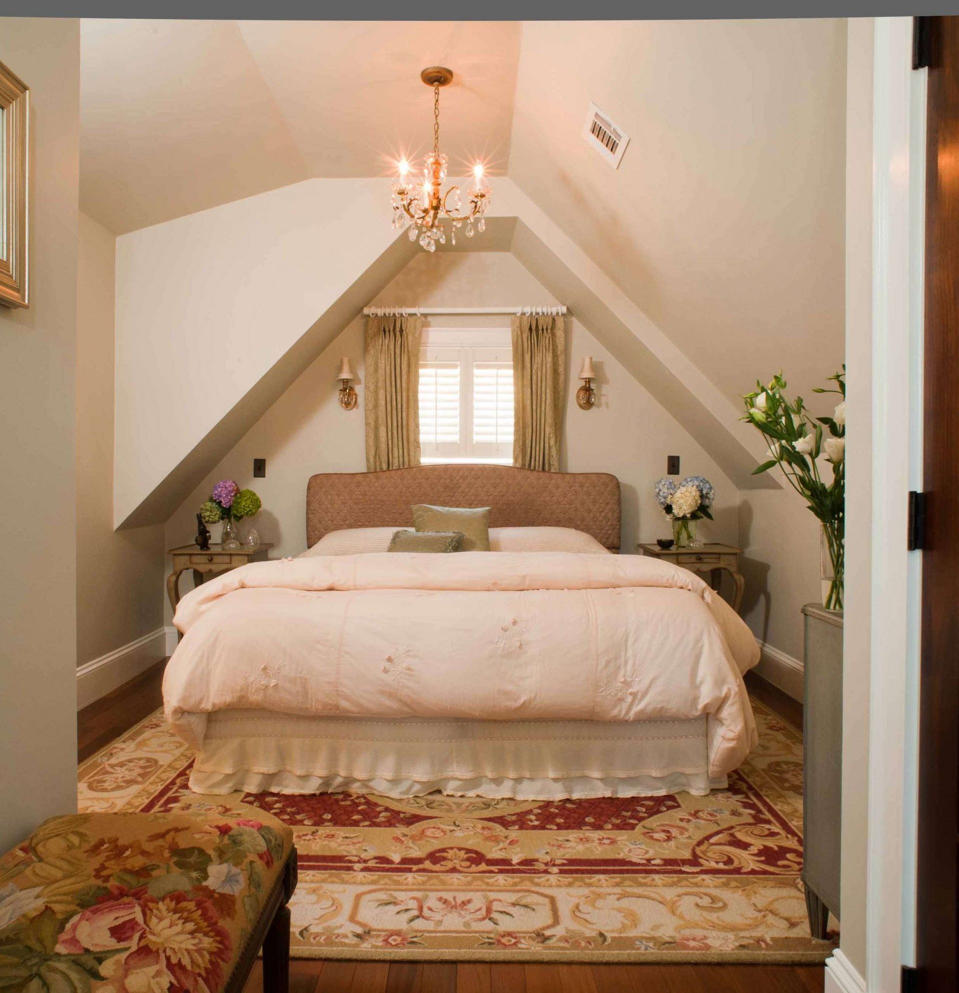 Дизайн мансардной спальни в частном доме фото