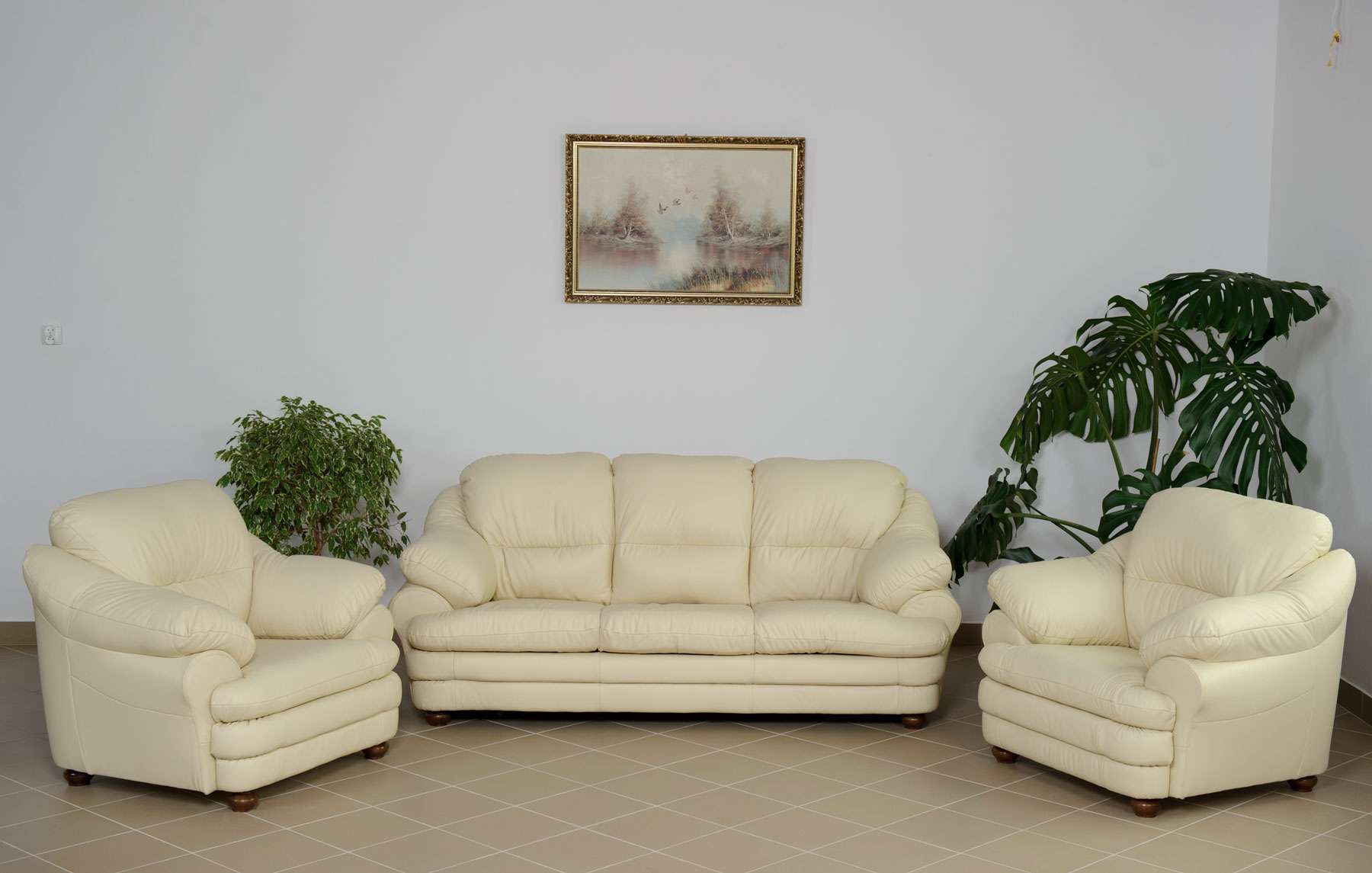 Белый кожаный диван с 2 креслами