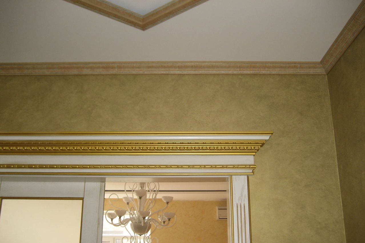 потолочный карниз в цвет стен или потолка