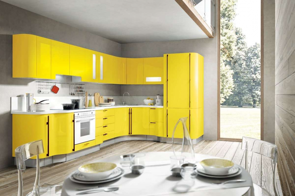 Желтые элементы стильно смотрятся на данной кухне