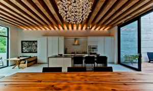Деревянный потолок с декоративными балками: 165+ (Фото) дизайна и отделки