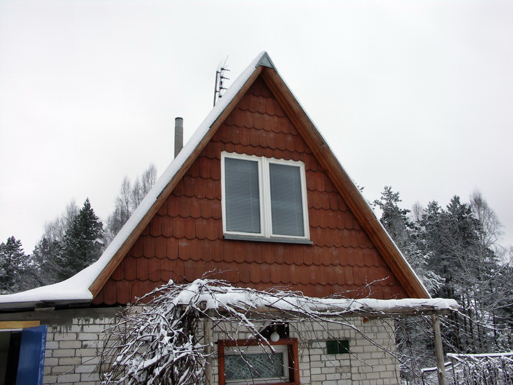 деревянный фронтон в кирпичном доме