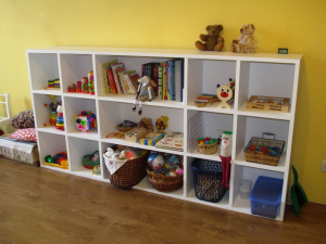 Стеллажи для комнат различной функциональности: 220+Фото Удобных зонирований для детской, гостиной