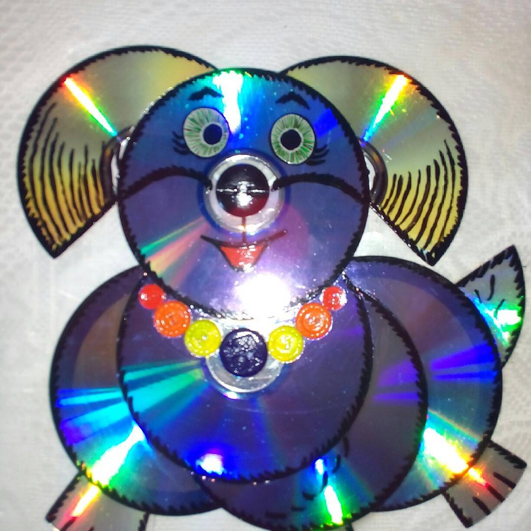 Сделано из компакт дисков. Поделки из дисков. Украшения для сада из компакт дисков. Игрушки из дисков. Украшение из дисков для детского сада.