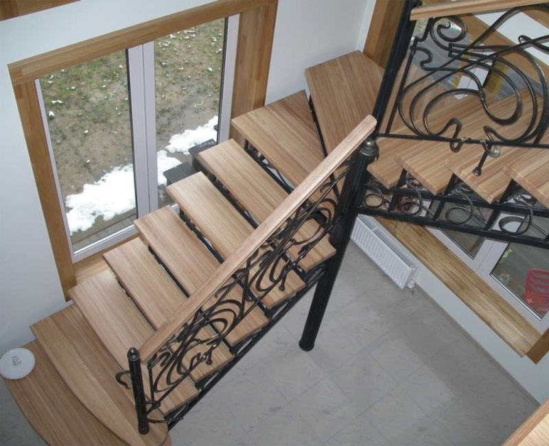 Стильная и элегантная металлическая лестница для гостиной