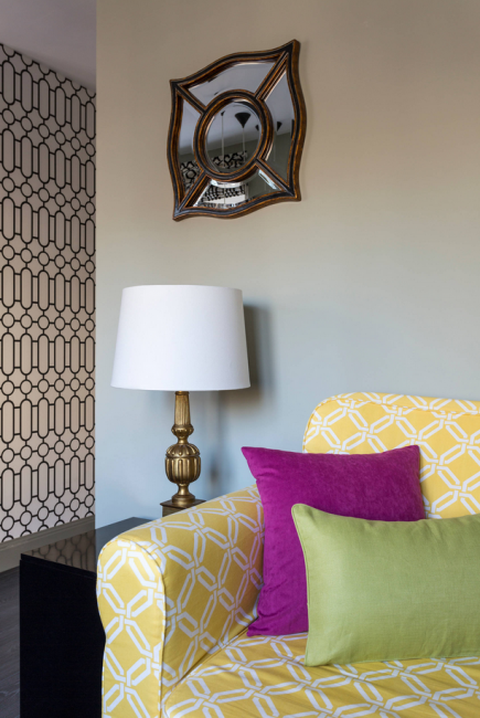 Яркий диван и дизайнерское зеркало отлично вписываются в общий интерьер