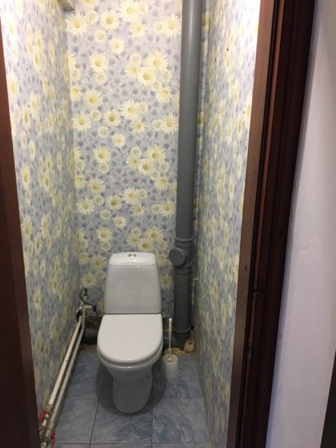 А так выглядел туалет до того, как в нем сделали ремонт 