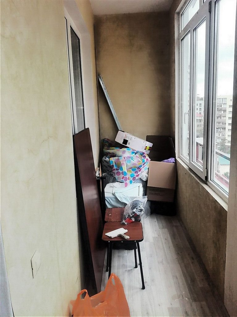 Женщина сделала ремонт на лоджии и сама расписала стены бирюзовой краской. Фото До/После