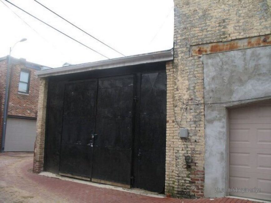 Так старый склад выглядел снаружи. Неприветливые черные ворота не скрывали ничего интересного.