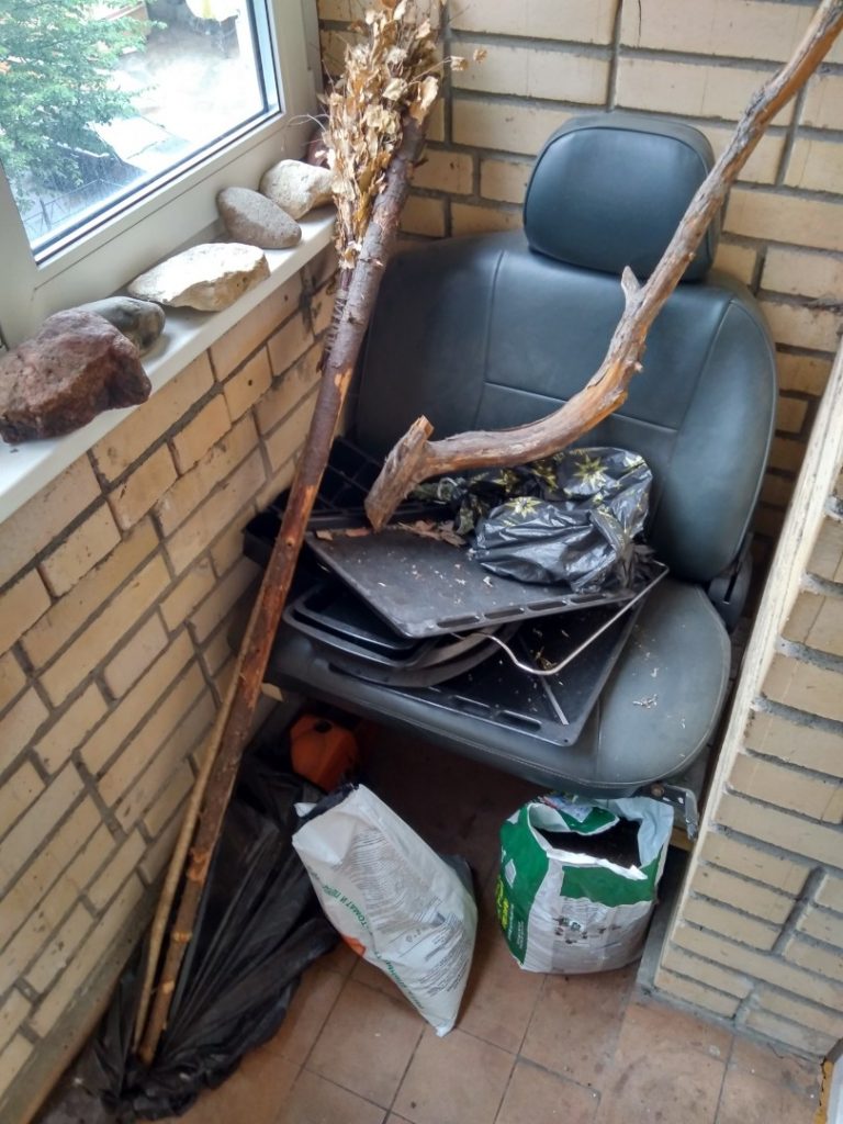 Муж в свободное время преобразил кухонный балкон и сделал место для отдыха. Фото До/После