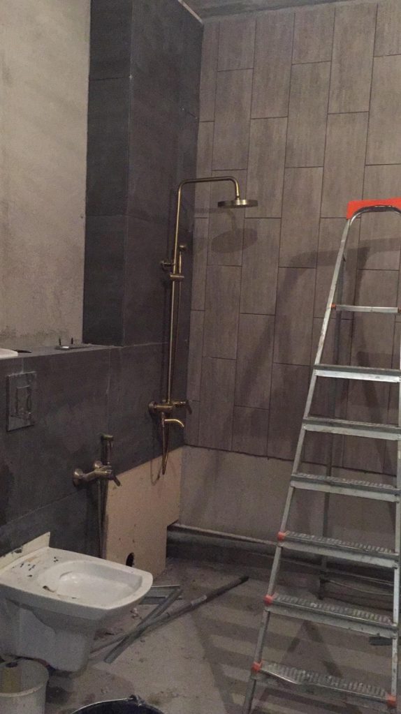 Мрачно и нефункционально: мужчина сделал ремонт в ванной комнате. Фото До/После