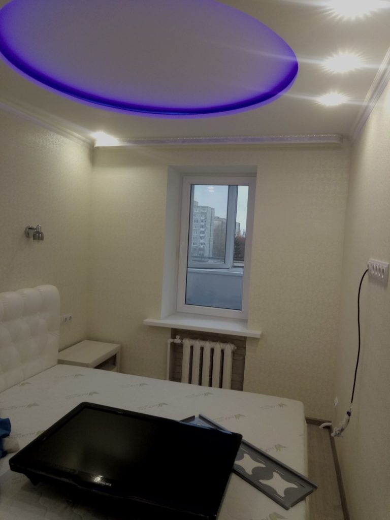Муж решил рискнуть и сделал синюю подсветку на потолке в спальне по просьбе жены. Фото До/После
