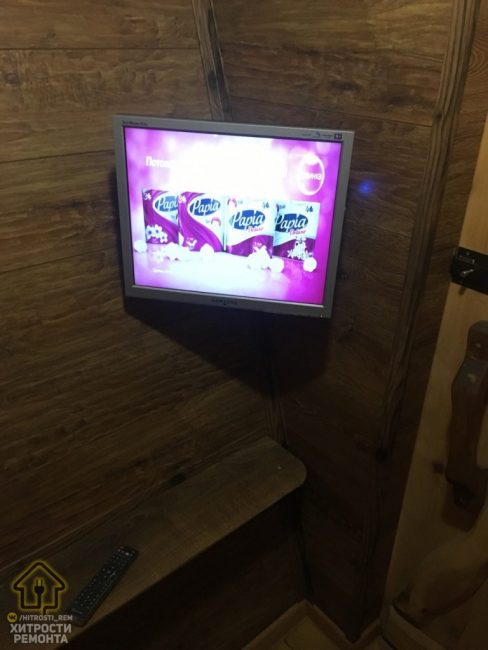А вот и современное дополнение — небольшой телевизор в углу. Теперь в туалете не скучно будет сидеть часами, да и газетка не понадобится.