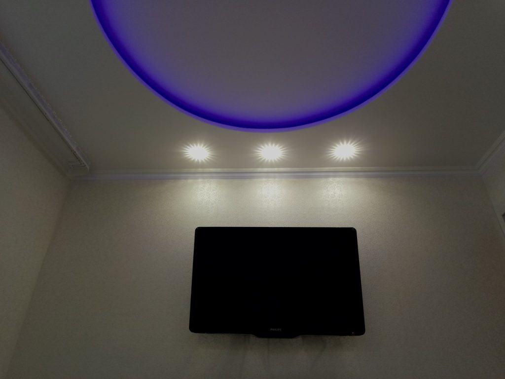 Муж решил рискнуть и сделал синюю подсветку на потолке в спальне по просьбе жены. Фото До/После