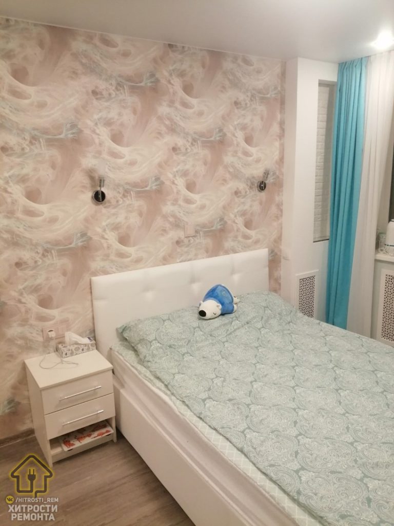 Муж с женой сделали ремонт в спальне и поставили полуторную кровать. Фото До/После