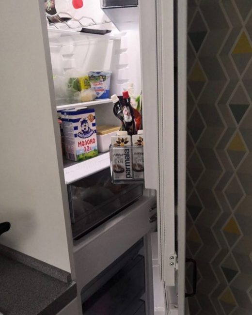 Ниже под бойлером "спрятался" холодильник.