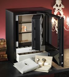 Сейфы в интерьере дома или квартиры (маленькие, несгораемые, встроенные). Как выбрать? На что обратить внимание?