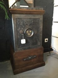 Сейфы в интерьере дома или квартиры (маленькие, несгораемые, встроенные). Как выбрать? На что обратить внимание?